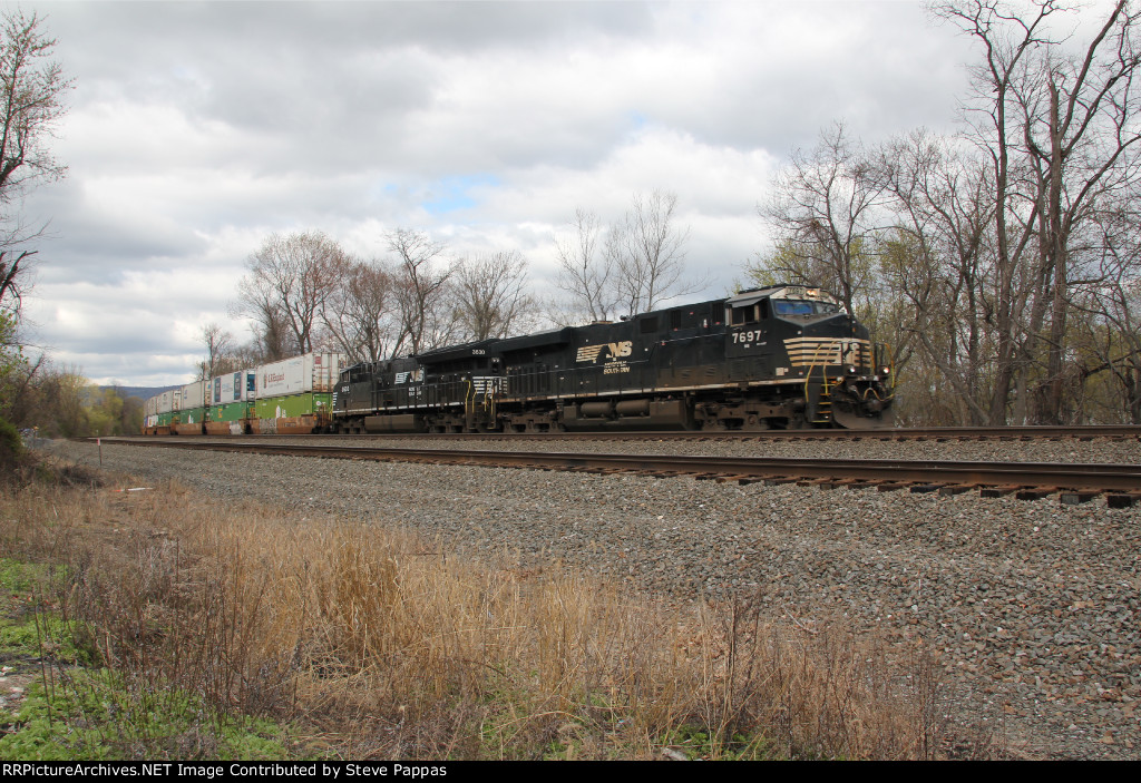 NS 7697 and 3630 lead train 260 east throgh Cove PA